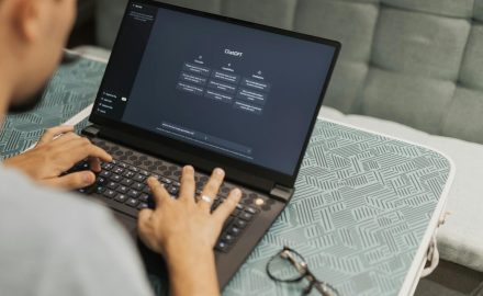 Trainer laat verduurzamingsprofessional zien hoe je AI‑tools zoals ChatGPT, Gemini en Copilot praktisch inzet in het dagelijks werk