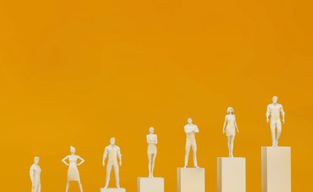 Persoon die een carrièreswitch overweegt en zich oriënteert op omscholing richting een baan in de energietransitie